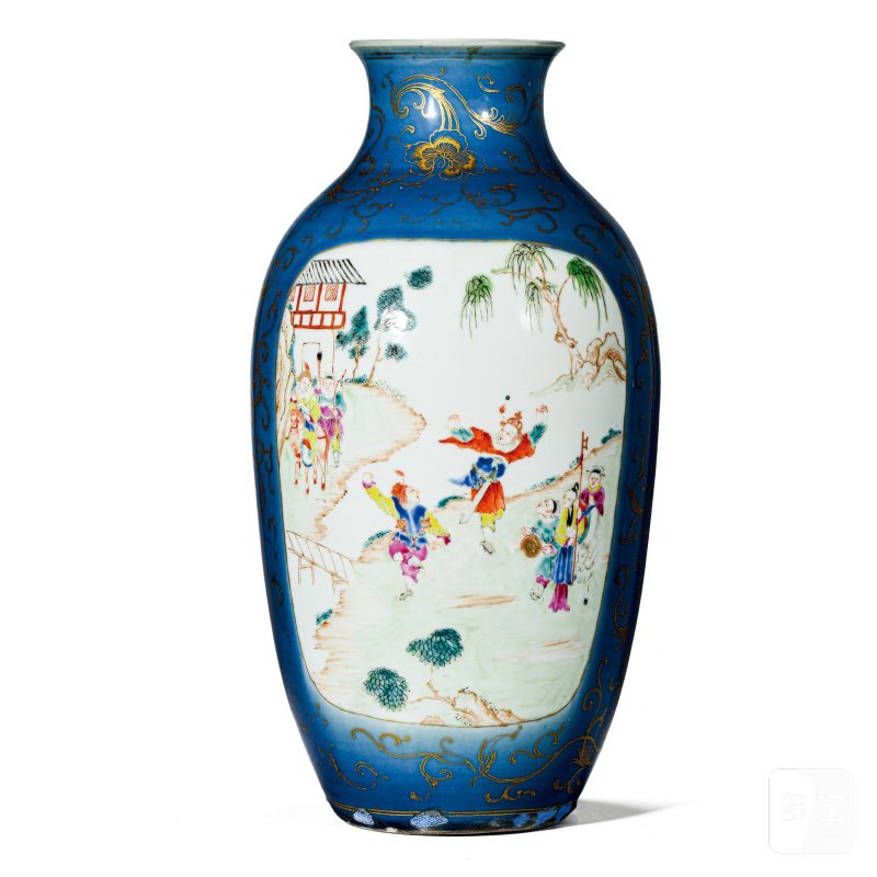 清乾隆 霁蓝描金缠枝花卉纹开窗粉彩人物故事图包袱瓶